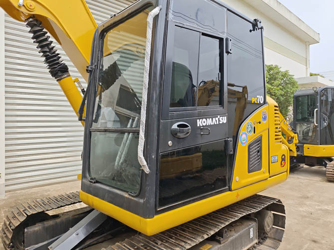 Komatsu PC70 small excavator 2019 model in good condition