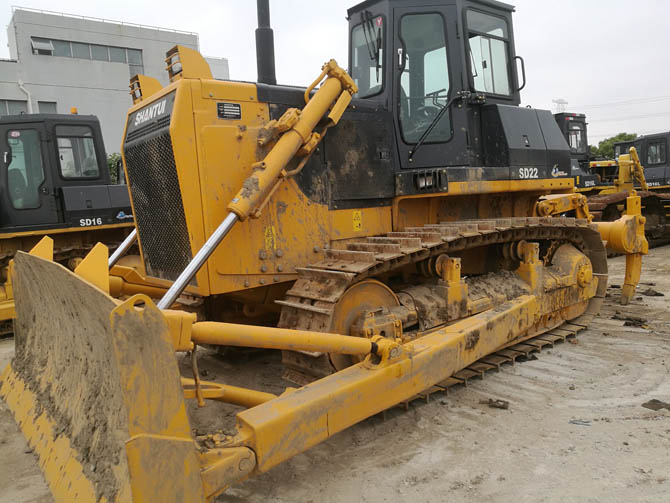 Lightly Used SHANTUI Bulldozer SD22 2024 model in excellent condition in yard