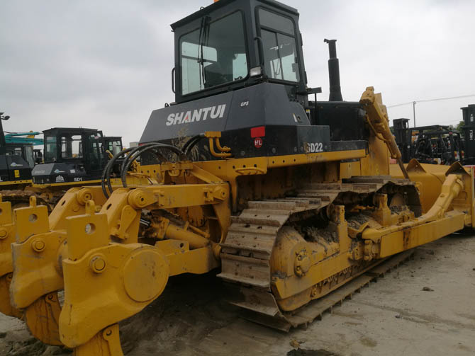 Lightly Used SHANTUI Bulldozer SD22 2024 model in excellent condition in yard
