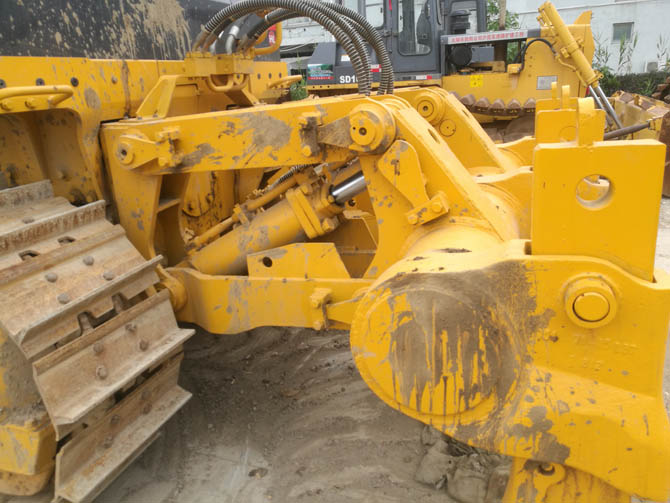Lightly Used SHANTUI Bulldozer SD22 2024 model in excellent condition in yard