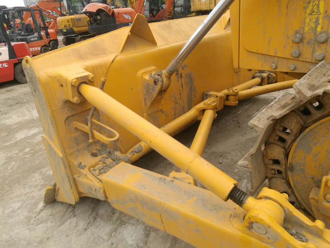 Lightly Used SHANTUI Bulldozer SD22 2024 model in excellent condition in yard