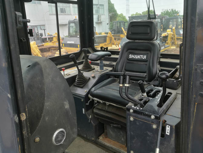 Lightly Used SHANTUI Bulldozer SD22 2024 model in excellent condition in yard