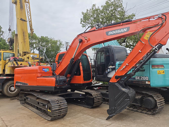 2023 Doosan DX140LC 14-ton excavator for sale, made in Korea