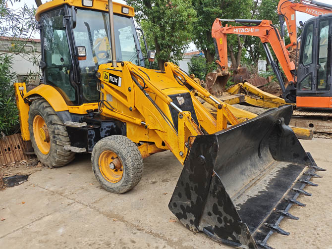 2016 JCB 3CX backhoe loader for sale in good condition, 7,600 kg operating weight