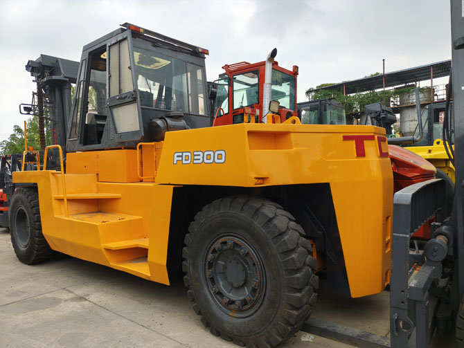 TCM FD300 30 ton forklift for sale, 2008 model, made in Japan, in good condition.