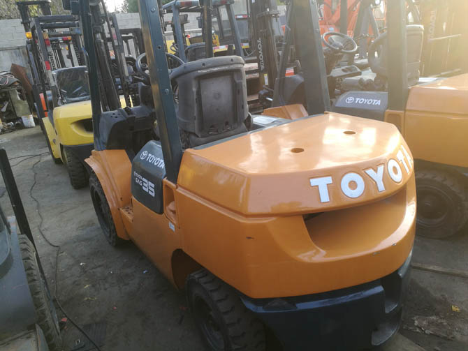 Toyota 72-7FDJ35 3.5 ton forklift for sale with a three-stage high mast