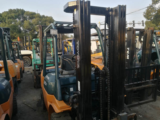 Toyota 72-7FDJ35 3.5 ton forklift for sale with a three-stage high mast