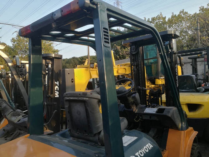 Toyota 72-7FDJ35 3.5 ton forklift for sale with a three-stage high mast
