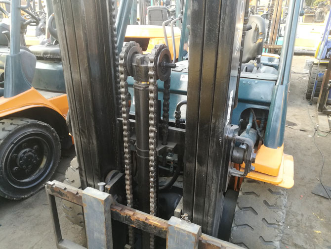 Toyota 72-7FDJ35 3.5 ton forklift for sale with a three-stage high mast